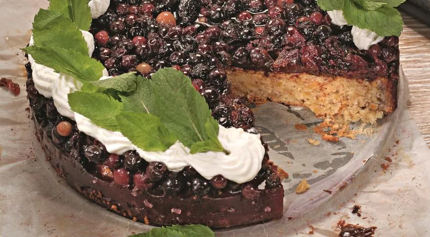 Миндальный торт со смородиной