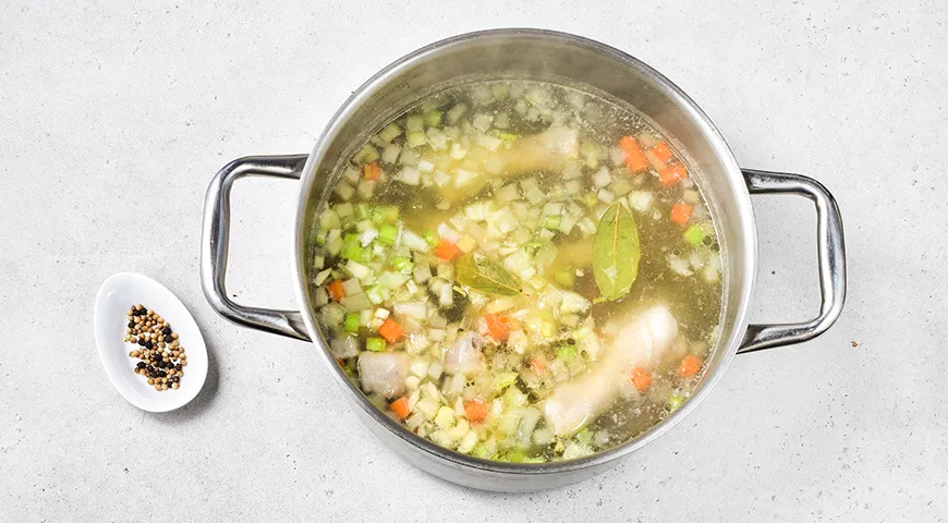 Куриный суп с вермишелью и яйцом