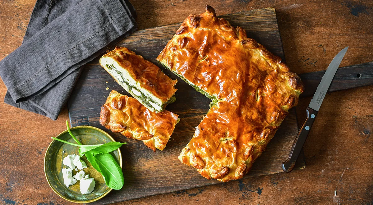 Пирог со щавелем и козьим сыром