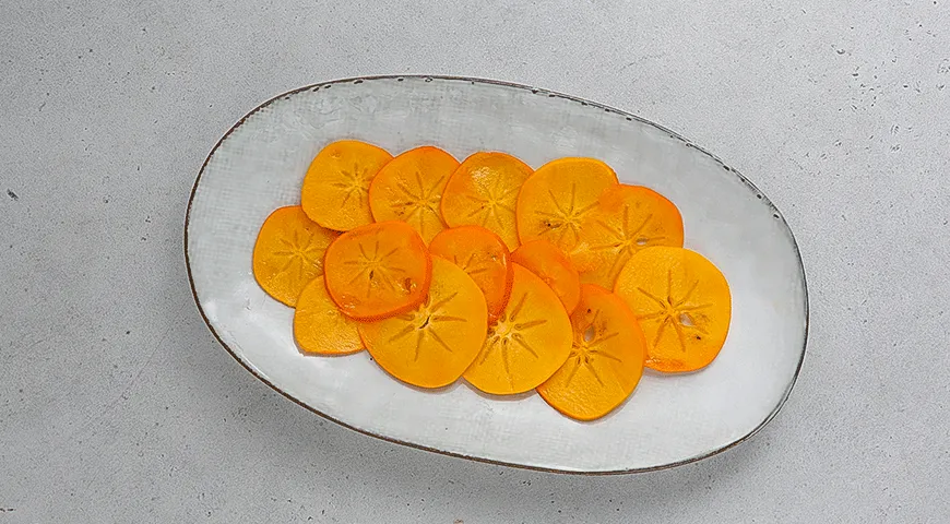 Салат из хурмы с хамоном и бурратой