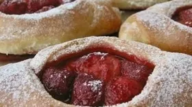 Булочки с клубникой