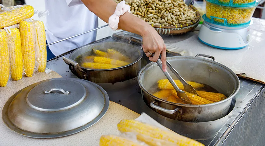 Вареная кукуруза — звезда уличной еды во многих странах