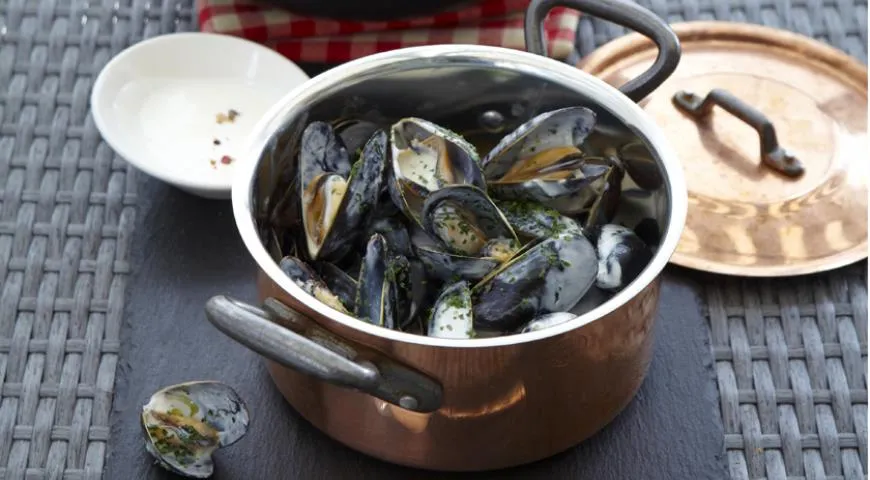 Мидии в створках в соусе блю-чиз