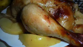Запеченная курица в чесночном маринаде с айвой