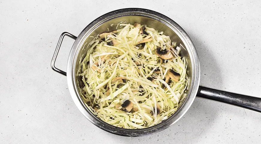 Капуста, обжаренная с грибами